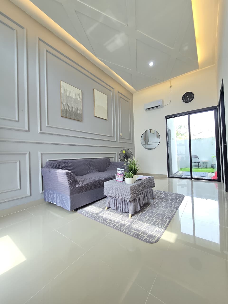 Ruang Tamu · Sisi Pintu